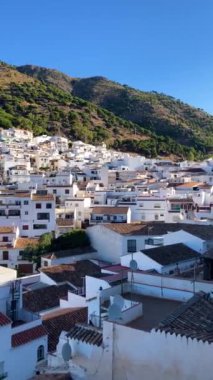 MIJAS, SPAIN - 7 Temmuz 2024: Kosta del Sol 'a tepeden bakan, İspanya' nın Endülüs kentindeki Mijas, Endülüs kentindeki beyaz yıkanmış binalar köyü ile tanınan büyüleyici beyaz İspanyol köyü