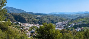 Caballos nehri üzerindeki şelalelere doğru yürüyüş yolu Tolox, Malaga, İspanya 'daki Sierra de la Nieves Ulusal Parkı
