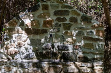 Caballos nehri üzerindeki şelalelere doğru yürüyüş yolu Tolox, Malaga, İspanya 'daki Sierra de la Nieves Ulusal Parkı