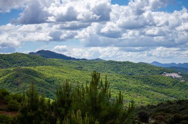 Sierra de las Nieves Ulusal Parkı 'ndaki Genal Vadisi' nin muhteşem manzarası, Endülüs, Güney İspanya