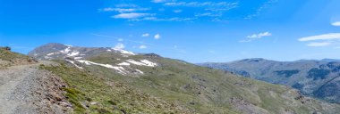 Karlı dağların panoramik manzarası bahar mevsiminde Mulhacen tepesine yürüyüş parkurunda, Sierra Nevada, Endülüs, İspanya