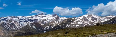 Karlı dağların panoramik manzarası bahar mevsiminde Mulhacen tepesine yürüyüş parkurunda, Sierra Nevada, Endülüs, İspanya