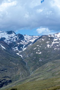 Karlı dağların panoramik manzarası bahar mevsiminde Mulhacen tepesine yürüyüş parkurunda, Sierra Nevada, Endülüs, İspanya