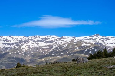 Karlı dağların panoramik manzarası bahar mevsiminde Mulhacen tepesine yürüyüş parkurunda, Sierra Nevada, Endülüs, İspanya