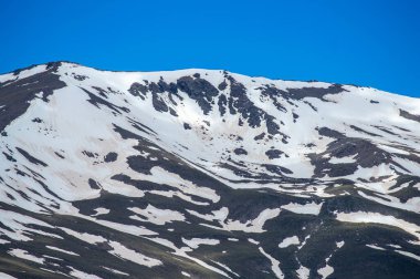 Karlı dağların panoramik manzarası bahar mevsiminde Mulhacen tepesine yürüyüş parkurunda, Sierra Nevada, Endülüs, İspanya