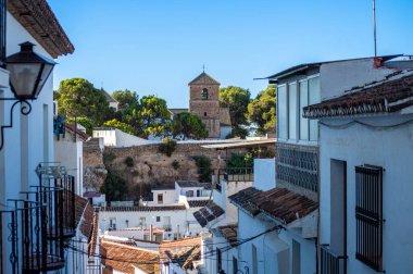 MIJAS, SPAIN - 7 Temmuz 2024: Kosta del Sol 'a tepeden bakan, İspanya' nın Endülüs kentindeki Mijas, Endülüs kentindeki beyaz yıkanmış binalar köyü ile tanınan büyüleyici beyaz İspanyol köyü