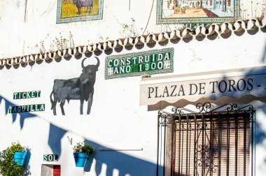 MIJAS, SPAIN - 7 Temmuz 2024: Kosta del Sol 'a tepeden bakan, İspanya' nın Endülüs kentindeki Mijas, Endülüs kentindeki beyaz yıkanmış binalar köyü ile tanınan büyüleyici beyaz İspanyol köyü