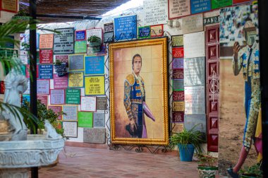 MIJAS, SPAIN - 7 Temmuz 2024: Kosta del Sol 'a tepeden bakan, İspanya' nın Endülüs kentindeki Mijas, Endülüs kentindeki beyaz yıkanmış binalar köyü ile tanınan büyüleyici beyaz İspanyol köyü