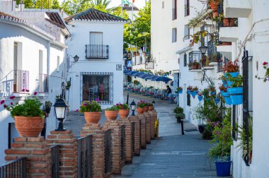 MIJAS, SPAIN - 7 Temmuz 2024: Kosta del Sol 'a tepeden bakan, İspanya' nın Endülüs kentindeki Mijas, Endülüs kentindeki beyaz yıkanmış binalar köyü ile tanınan büyüleyici beyaz İspanyol köyü