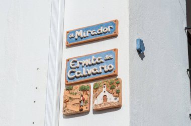 MIJAS, SPAIN - 7 Temmuz 2024: Kosta del Sol 'a tepeden bakan, İspanya' nın Endülüs kentindeki Mijas, Endülüs kentindeki beyaz yıkanmış binalar köyü ile tanınan büyüleyici beyaz İspanyol köyü