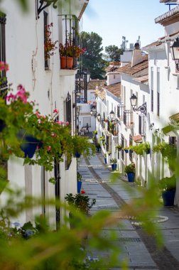 İspanya 'nın Endülüs bölgesindeki Mijas, Endülüs' teki beyaz yüzgeçli binalarıyla bilinen Costa del Sol 'a bakan büyüleyici beyaz İspanyol tepe köyü.