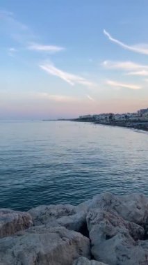 TORREMOLINOS, SPAIN - 20 Ağustos 2023: Rincon del Sol plajı üzerinde gün batımı, Akdeniz Torremolinos, Malaga, İspanya 'da 20 Ağustos 2023