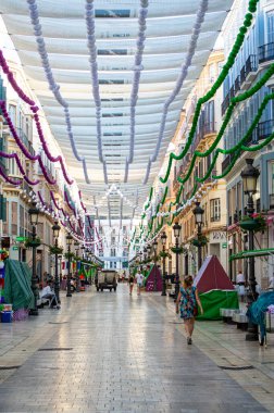 MALAGA, İspanya - 13 Ağustos 2023 'te İspanya' nın Malaga kentindeki Larios caddesinde sabah yürüyüşü