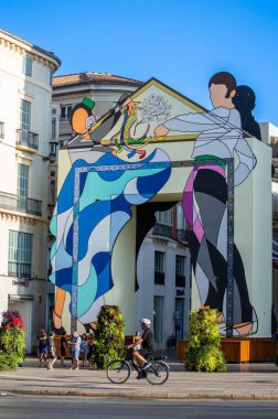 MALAGA, İspanya - 13 Ağustos 2023 'te İspanya' nın Malaga kentindeki Larios caddesinde sabah yürüyüşü