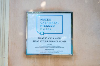 MALAGA, İspanya - 13 Ağustos 2023 'te İspanya' nın Malaga kentindeki tarihi caddelerde sabah yürüyüşü