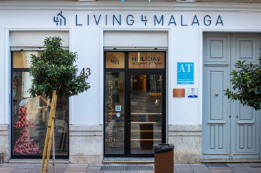 MALAGA, İspanya - 13 Ağustos 2023 'te İspanya' nın Malaga kentindeki tarihi caddelerde sabah yürüyüşü