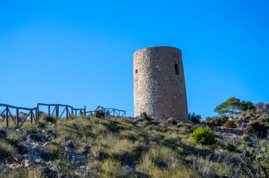 Torre Vigia De Cerro Gordo üzerinde gün batımı. Yağmacı korsanlara dikkat eden bir gözetleme kulesi. La Herradura, Andulasia, Güney İspanya