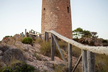 Torre Vigia De Cerro Gordo üzerinde gün batımı. Yağmacı korsanlara dikkat eden bir gözetleme kulesi. La Herradura, Andulasia, Güney İspanya
