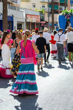 TORREMOLINOS, SPAIN - 24 Eylül 2023: 24 Eylül 2023 tarihinde İspanya 'nın Torremolinos kentindeki fuarın ilk günü olarak geleneksel San Miguel Romeria (Romeria de San Miguel) festivalinde hacılar