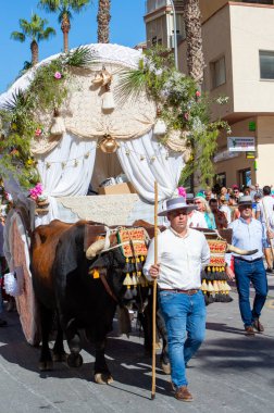 TORREMOLINOS, SPAIN - 24 Eylül 2023: 24 Eylül 2023 tarihinde İspanya 'nın Torremolinos kentindeki fuarın ilk günü olarak geleneksel San Miguel Romeria (Romeria de San Miguel) festivalinde hacılar