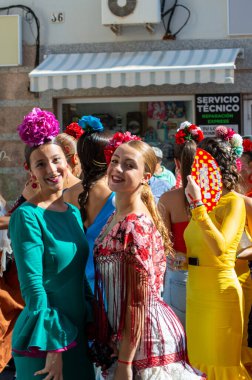 TORREMOLINOS, SPAIN - 24 Eylül 2023: 24 Eylül 2023 tarihinde İspanya 'nın Torremolinos kentindeki fuarın ilk günü olarak geleneksel San Miguel Romeria (Romeria de San Miguel) festivalinde hacılar