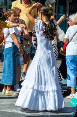 TORREMOLINOS, SPAIN - 24 Eylül 2023: 24 Eylül 2023 tarihinde İspanya 'nın Torremolinos kentindeki fuarın ilk günü olarak geleneksel San Miguel Romeria (Romeria de San Miguel) festivalinde hacılar