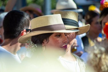 TORREMOLINOS, SPAIN - 24 Eylül 2023: 24 Eylül 2023 tarihinde İspanya 'nın Torremolinos kentindeki fuarın ilk günü olarak geleneksel San Miguel Romeria (Romeria de San Miguel) festivalinde hacılar