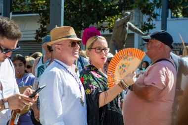 TORREMOLINOS, SPAIN - 24 Eylül 2023: 24 Eylül 2023 tarihinde İspanya 'nın Torremolinos kentindeki fuarın ilk günü olarak geleneksel San Miguel Romeria (Romeria de San Miguel) festivalinde hacılar