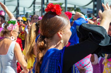 TORREMOLINOS, SPAIN - 24 Eylül 2023: 24 Eylül 2023 tarihinde İspanya 'nın Torremolinos kentindeki fuarın ilk günü olarak geleneksel San Miguel Romeria (Romeria de San Miguel) festivalinde hacılar