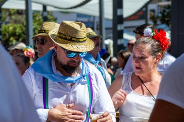 TORREMOLINOS, SPAIN - 24 Eylül 2023: 24 Eylül 2023 tarihinde İspanya 'nın Torremolinos kentindeki fuarın ilk günü olarak geleneksel San Miguel Romeria (Romeria de San Miguel) festivalinde hacılar