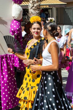 TORREMOLINOS, SPAIN - 24 Eylül 2023: 24 Eylül 2023 tarihinde İspanya 'nın Torremolinos kentindeki fuarın ilk günü olarak geleneksel San Miguel Romeria (Romeria de San Miguel) festivalinde hacılar