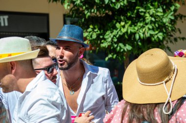 TORREMOLINOS, SPAIN - 24 Eylül 2023: 24 Eylül 2023 tarihinde İspanya 'nın Torremolinos kentindeki fuarın ilk günü olarak geleneksel San Miguel Romeria (Romeria de San Miguel) festivalinde hacılar