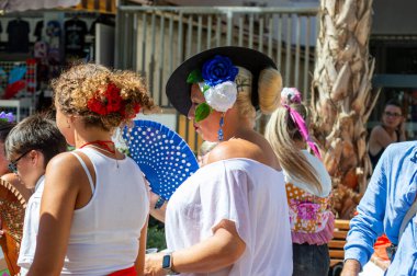 TORREMOLINOS, SPAIN - 24 Eylül 2023: 24 Eylül 2023 tarihinde İspanya 'nın Torremolinos kentindeki fuarın ilk günü olarak geleneksel San Miguel Romeria (Romeria de San Miguel) festivalinde hacılar