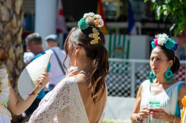 TORREMOLINOS, SPAIN - 24 Eylül 2023: 24 Eylül 2023 tarihinde İspanya 'nın Torremolinos kentindeki fuarın ilk günü olarak geleneksel San Miguel Romeria (Romeria de San Miguel) festivalinde hacılar