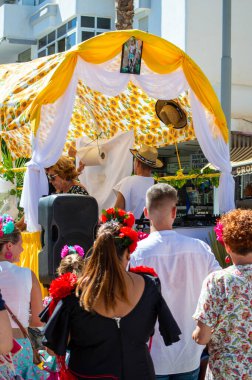 TORREMOLINOS, SPAIN - 24 Eylül 2023: 24 Eylül 2023 tarihinde İspanya 'nın Torremolinos kentindeki fuarın ilk günü olarak geleneksel San Miguel Romeria (Romeria de San Miguel) festivalinde hacılar