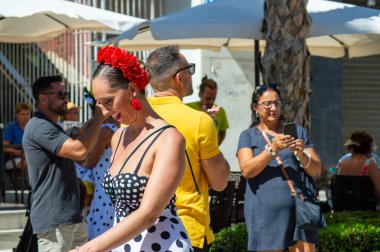 TORREMOLINOS, SPAIN - 24 Eylül 2023: 24 Eylül 2023 tarihinde İspanya 'nın Torremolinos kentindeki fuarın ilk günü olarak geleneksel San Miguel Romeria (Romeria de San Miguel) festivalinde hacılar