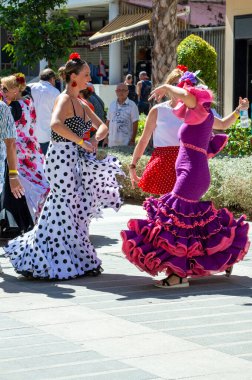 TORREMOLINOS, SPAIN - 24 Eylül 2023: 24 Eylül 2023 tarihinde İspanya 'nın Torremolinos kentindeki fuarın ilk günü olarak geleneksel San Miguel Romeria (Romeria de San Miguel) festivalinde hacılar