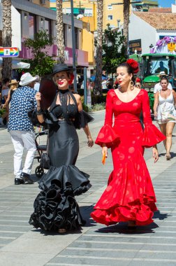 TORREMOLINOS, SPAIN - 24 Eylül 2023: 24 Eylül 2023 tarihinde İspanya 'nın Torremolinos kentindeki fuarın ilk günü olarak geleneksel San Miguel Romeria (Romeria de San Miguel) festivalinde hacılar