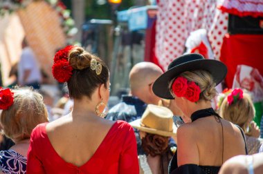 TORREMOLINOS, SPAIN - 24 Eylül 2023: 24 Eylül 2023 tarihinde İspanya 'nın Torremolinos kentindeki fuarın ilk günü olarak geleneksel San Miguel Romeria (Romeria de San Miguel) festivalinde hacılar