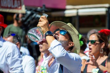 TORREMOLINOS, SPAIN - 24 Eylül 2023: 24 Eylül 2023 tarihinde İspanya 'nın Torremolinos kentindeki fuarın ilk günü olarak geleneksel San Miguel Romeria (Romeria de San Miguel) festivalinde hacılar