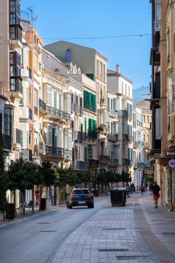MALAGA, İspanya - 13 Ağustos 2023 'te İspanya' nın Malaga kentindeki Larios caddesinde sabah yürüyüşü