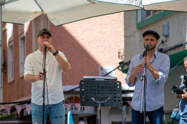 TORREMOLINOS, SPAIN - 26 Eylül 2023: Beleş test yemeği - San Miguel festivali sırasında İspanya 'nın Torremolinos kentinde yapılan ırkçılık