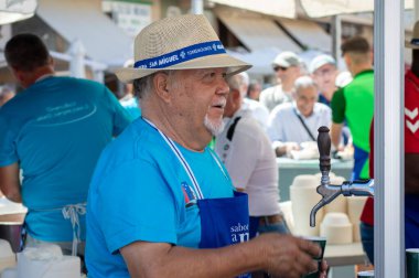 TORREMOLINOS, SPAIN - 26 Eylül 2023: Beleş test yemeği - San Miguel festivali sırasında İspanya 'nın Torremolinos kentinde yapılan ırkçılık