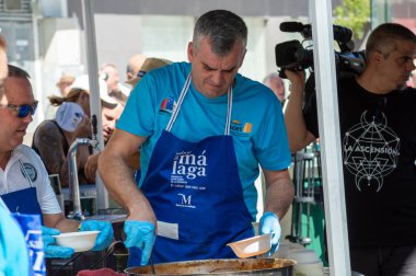 TORREMOLINOS, SPAIN - 26 Eylül 2023: Beleş test yemeği - San Miguel festivali sırasında İspanya 'nın Torremolinos kentinde yapılan ırkçılık