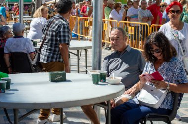 TORREMOLINOS, SPAIN - 26 Eylül 2023: Beleş test yemeği - San Miguel festivali sırasında İspanya 'nın Torremolinos kentinde yapılan ırkçılık