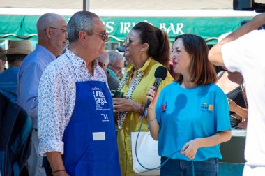 TORREMOLINOS, SPAIN - 26 Eylül 2023: Beleş test yemeği - San Miguel festivali sırasında İspanya 'nın Torremolinos kentinde yapılan ırkçılık