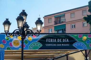 TORREMOLINOS, SPAIN - 26 Eylül 2023: Beleş test yemeği - San Miguel festivali sırasında İspanya 'nın Torremolinos kentinde yapılan ırkçılık