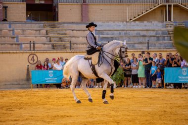 TORREMOLINOS, İspanya - 30 Eylül 2023: Atlılar 30 Eylül 2023 tarihinde İspanya 'nın Torremolinos kentindeki San Miguel fuarında gösteri yaptılar