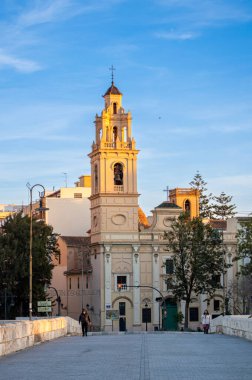 VALENCIA, İspanya - 2 Şubat 2024: İspanya Mimarisi 2 Şubat 2024 tarihinde İspanya 'nın Valencia kentindeki kamu ticari ve tarihi caddelerde
