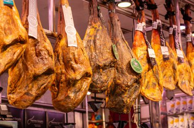 VALENCIA, İspanya - 2 Şubat 2024: Valencia, İspanya 'daki merkez pazarından 2 Şubat 2024' te hamon satın almak